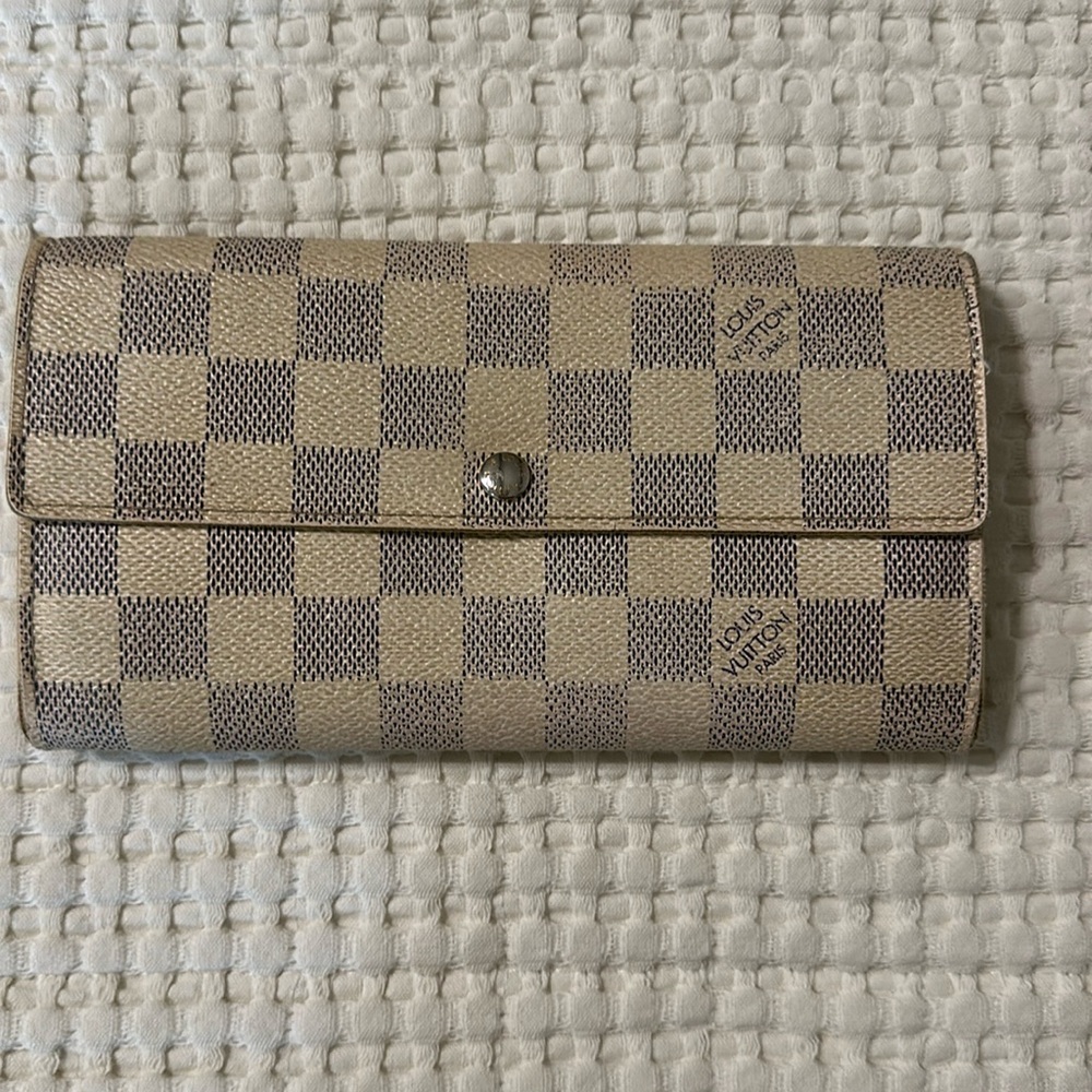 Louis Vuitton Damier wallet
Snap and zipper work
Sold as is condition
